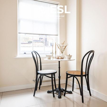Elegant Apartment On Historic Cobbled High St Shrewsbury Town Centre Exteriér fotografie